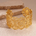 Detail eines 18k vergoldeten Armreifs mit filigranem Muster und Zirkon-Besatz - Gold