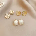 Dettaglio ravvicinato di un set di 3 paia di orecchini con perle e marmo su seta - Set da 3 Paia-Texture Ambra Cluster di Fiori / Oro-Bianco