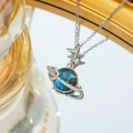 Collar con colgante de cielo estrellado, cadena de plata, esfera azul y detalles brillantes - Estilo Saturno Galaxia Azul Zircón (C517 Plateado)