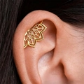 Squisito polsino auricolare a loto dorato con intricato motivo mandala etnico traforato - Earcuff a Loto Traforato (Tonalità Oro KC 01 S603)