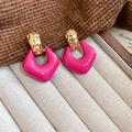 Détail de boucles d'oreilles dorées et pendentifs en émail rose sur velours beige - 59# Tige en Argent-Rose-Losange