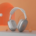Draadloze zilveren over-ear koptelefoon met witte kussentjes op een 3D geometrische standaard - Micro-USB Oplaadpoort / Wit