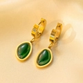 Boucles d'oreilles créoles dorées avec pendentifs goutte verts sur soie jaune - G3051 Boucles d'Oreilles Style Émeraude Or