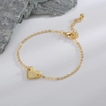 Bracelet coeur doré minimaliste avec chaîne délicate et pendentif gravé de la lettre M - M