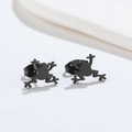 Nahaufnahme der schwarzen Frosch-Ohrstecker mit minimalistischem mattem Finish - Schwarz