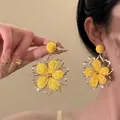 Vue détaillée de boucles d'oreilles fleurs tressées jaunes avec bords dorés - 34# Tige de Boucle d'Oreille en Argent - Or-Jaune