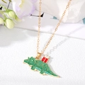 Goldene Halskette mit grünem Weihnachts-Dinosaurier-Anhänger und rotem Geschenk-Detail - Dunkelgrüner Dinosaurier mit Geschenk - Goldkette