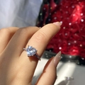 Romantischer Herzring in Silber mit rosa Schmuckstein an Handmodell mit roten Rosen - Großes Weißes Herz-Stil / Einstellbar Offen