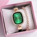 Nahaufnahme von Damenuhr mit grünem Zifferblatt und Herzarmband in rosa Geschenkbox - Grün + Armband + Box