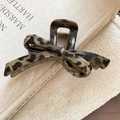 Detailaufnahme einer Haarklammer mit Leopardenmuster-Schleife und robuster Metallfeder - Schleife-Stil / Leopard Kaffee
