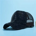 Dettaglio di strass neri scintillanti e rete traspirante su un cappellino da baseball - Rete Nera Strass Neri