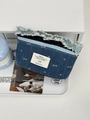 Borsa cosmetica in denim blu con motivo a fiocco bianco e bordi sfilacciati - Fiocco in Pizzo di Denim Grande