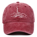 Dettaglio del cappello da baseball vintage bordeaux in cotone con ricamo bianco stile street - Borgogna