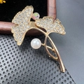 Broche élégante en forme de feuille de ginkgo dorée avec strass, pierre colorée et perle - BZ096 Feuille de Ginkgo en Perle