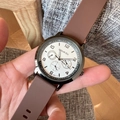 Orologio al quarzo da uomo con quadrante beige a tre occhi e cinturino in silicone marrone - Marrone