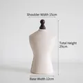 Détail d'un buste de mannequin bijoux en lin vintage avec tête en bois et dimensions - Petit Buste de Portrait