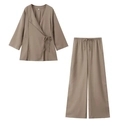 Mise à plat d'un haut kimono marron et d'un pantalon large à taille haute - Ensemble Kaki