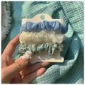 Drei florale Haargummis aus Netzstoff in Blau und Creme auf weißer Displaykarte - 3 Stk/Set / Blaue Serie - 3er Pack