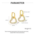 Makro-Detail des Herz-Ohrrings mit 19mm Maßen und Zirkonia-Inlay für Damen - Herz