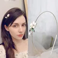 Serre-tête doré élégant orné d'une fleur en émail blanc avec strass et perle fine - Serre-tête Émail Perle Gardénia