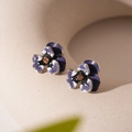 Détail de boucles d'oreilles fleurs en émail violet avec strass ambre et base argent - Fleur Violette (Tige en Argent S925)
