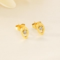 Makroaufnahme goldener Evil Eye Ohrstecker mit weißem Zirkon auf glänzendem Satinstoff - 9*5mm Böses Auge-Stil (KE110089-KLX)