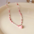 Collier ras du cou perlé avec pendentif coeur rose et perles colorées dans un plat - Collier Coeur en Perles de Rocaille Roses
