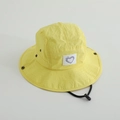 Dettaglio cappello pescatore giallo bimbo con toppa cuore viola e cordino regolabile - 52cm / Giallo