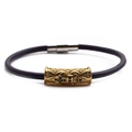 Dettaglio del bracciale in pelle viola con cilindro a croce dorata e chiusura magnetica - B Oro