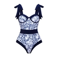 Dettaglio costume da bagno con stampa floreale blu, bordi a contrasto e fiocchi sulle spalle - S / Costume intero
