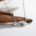 Dettaglio della collana in argento a foglia con topazio blu su supporto rustico in legno - LN224 Topazio Naturale Argento