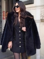 Elegante cappotto lungo in ecopelliccia nera con un abito aderente con bottoni dorati - XS / Nero