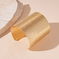 Vista detallada del brazalete ancho dorado con textura martillada de panal de abeja - Brazalete Abierto con Textura Martillada / Dorado