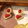 Vue détaillée des boucles d'oreilles cœur vintage montrant la hauteur précise de 4,4 cm - Style Pierre Précieuse Coeur Rouge et Ovale (2-25683B-5800)