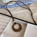 Collier bohème avec anneau en résine marbrée marron foncé et perles en bois - 18# Collier Creux en Résine Ronde Texture Marbre