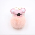 Détail de la tête de koala en similicuir rose avec pompon en peluche et anneau doré - Rose