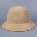 Dettaglio della trama fitta di un elegante cappello cloche in paglia di rafia - M (56-58cm) / Beige