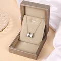 Vue macro du collier avec pendentif H argenté et cristaux dans son écrin champagne - 8835 - Argent
