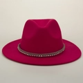 Magenta Fedora Hut mit goldenen Pailletten und Metallnieten auf einem braunen Zierband - M (56-58cm) / Rot