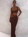 Nahaufnahme des dunkelbraunen Zweiteilers mit Crop-Top und langem Rock mit hohem Schlitz - S / Kaffeebraun