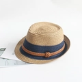 Dettaglio di un cappello di paglia con nastro blu scuro e corda annodata su una rivista - 52cm (2-7 Anni) / Cachi Patchwork