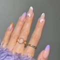 Franse kunstnagels met paarse en oranje accenten en witte madeliefjes bloempatronen - Paarse French Bloem Stijl (JP1478)