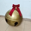 Dettaglio di una grande campana di Natale dorata in PVC con fiocco di velluto rosso esterno - Con Fiocco / 45cm
