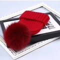 Rote Strickmütze für den Winter mit flauschigem Bommel und warmem Innenfutter - Einheitsgröße / Burgunderrot