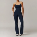 Ärmelloser tiefblauer Yoga-Jumpsuit mit weißem Kontrastbesatz und ausgestelltem Beinteil - S / Marineblau