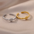 Dettaglio di anelli regolabili con trama martellata vintage su seta color champagne - Disco Martellato Retro / Oro