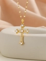 Vista macro della collana a croce dorata con zirconi bianchi su seta rosa elegante - Oro Zircone Bianco