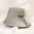 Dettaglio del ricamo babygirl su un cappello a secchiello in twill di cotone beige - Taglia unica / Cachi