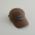 Detalle de gorra de béisbol de algodón marrón con bordado 3D verde y el texto YES - 52-54cm (3-8 Años) / café