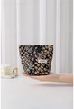 Détail d'une trousse à maquillage fleurie avec tirette en pétale doré et étiquette tissée - Orange Rose Petites Fleurs Petite Taille